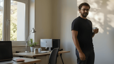 Image d'une personne qui s'éloigne de son ordinateur, tasse de café à la main, évoquant une pause volontaire