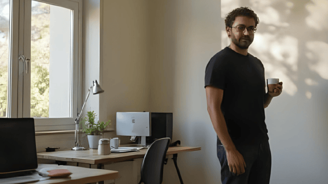 Image d'une personne qui s'éloigne de son ordinateur, tasse de café à la main, évoquant une pause volontaire