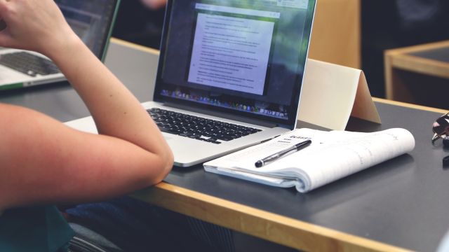 Apprenant devant un ordinateur, face à un écran simple