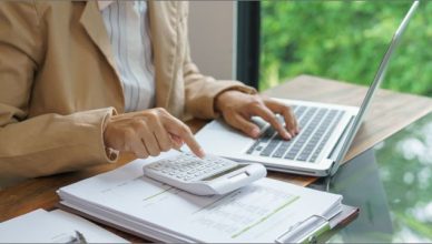 Photo d'une professionnelle vérifiant des valeurs statistiques avec un ordinateur